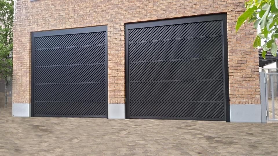 Секционные ворота Ryterna с деревянными накладками.