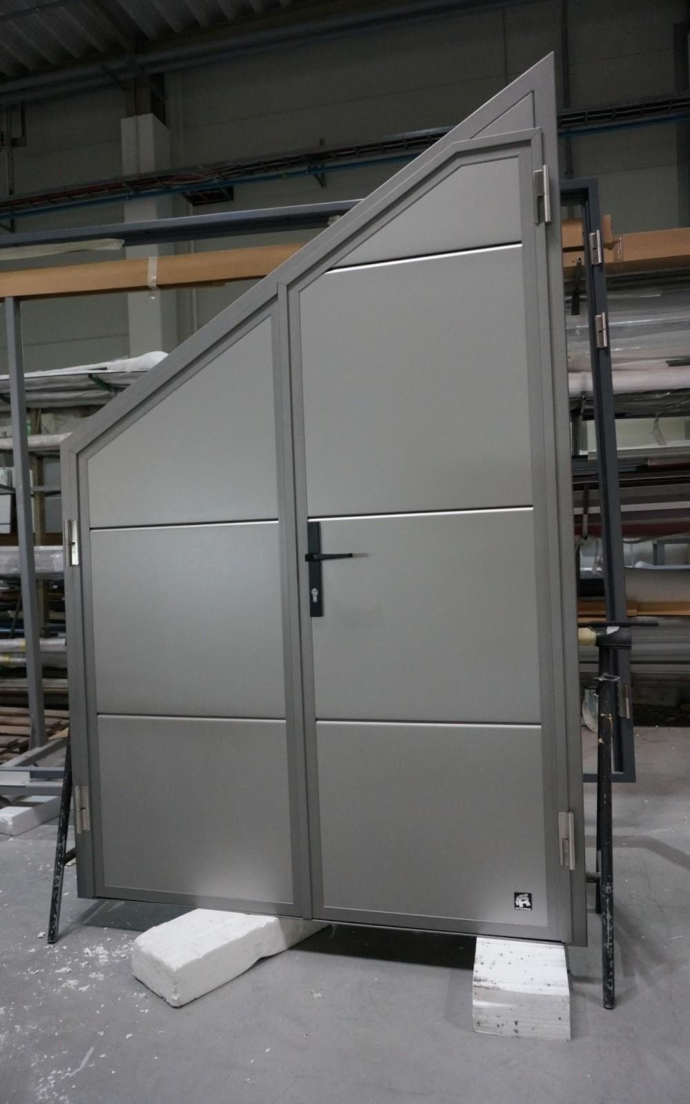 Нестандартные секционные ворота Ryterna с калиткой.