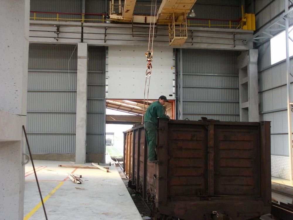 Стандартные секционные ворота Ryterna в депо.