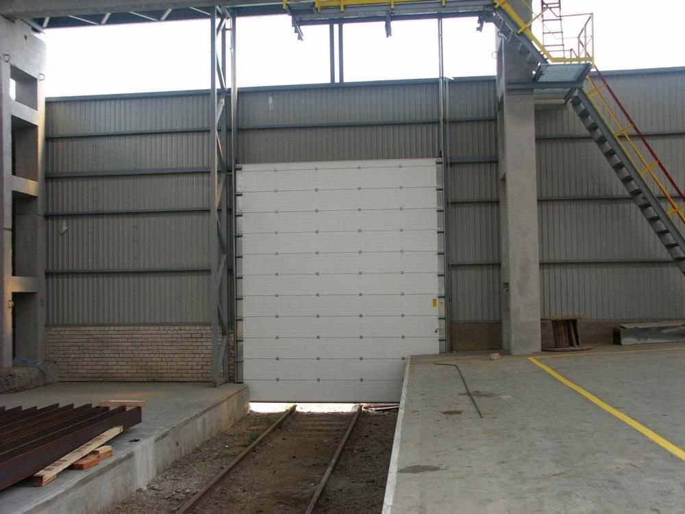 Стандартные секционные ворота Ryterna в депо.