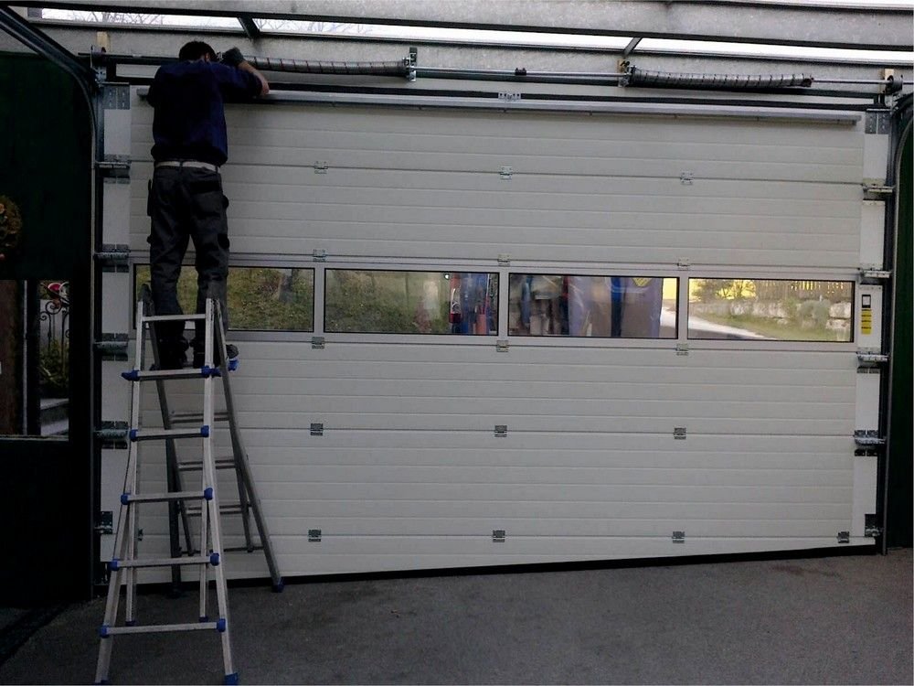 Секционные ворота Ryterna на улице проходящей под уклоном.