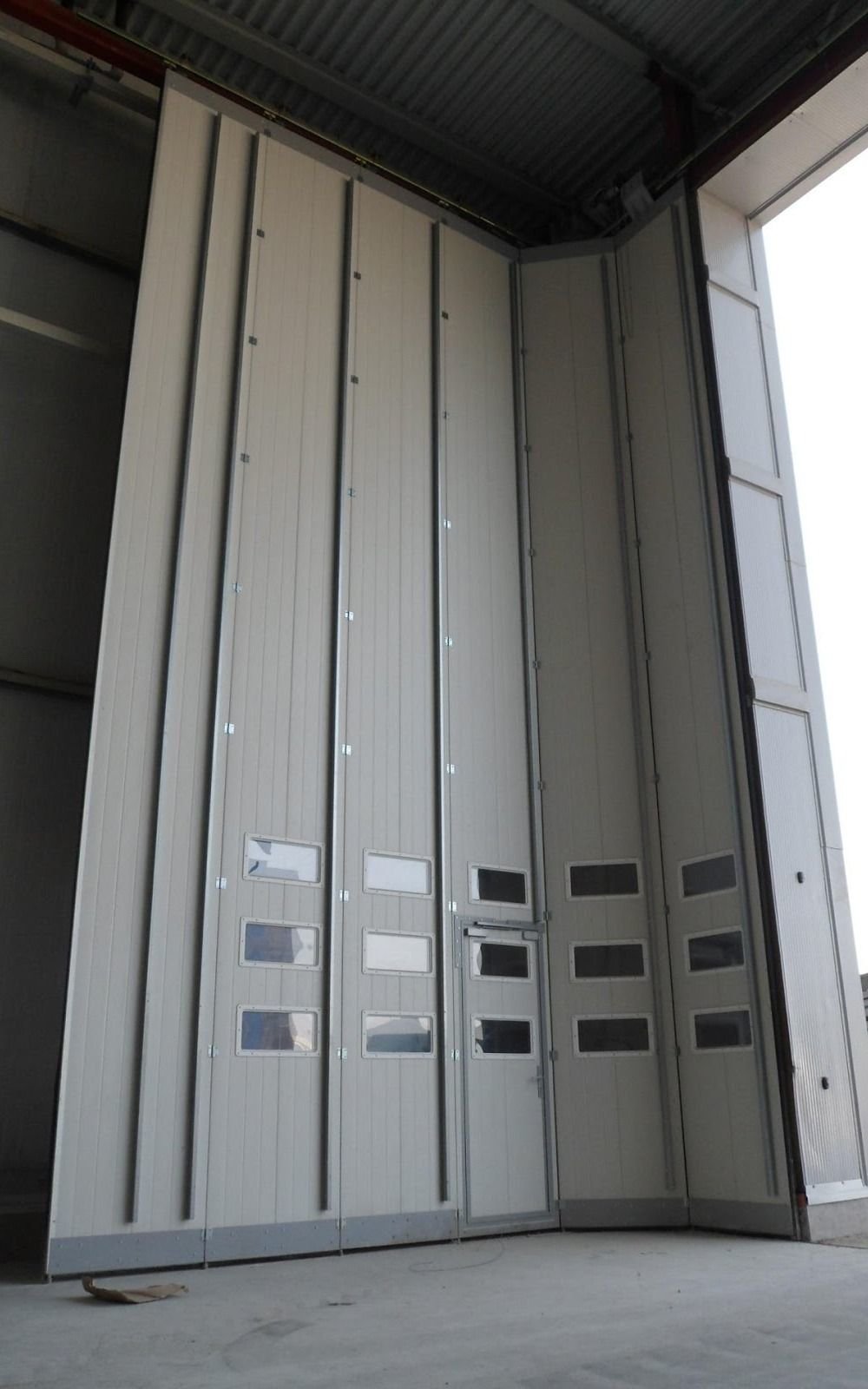 Поворотно-подвесные секционные ворота Ryterna.