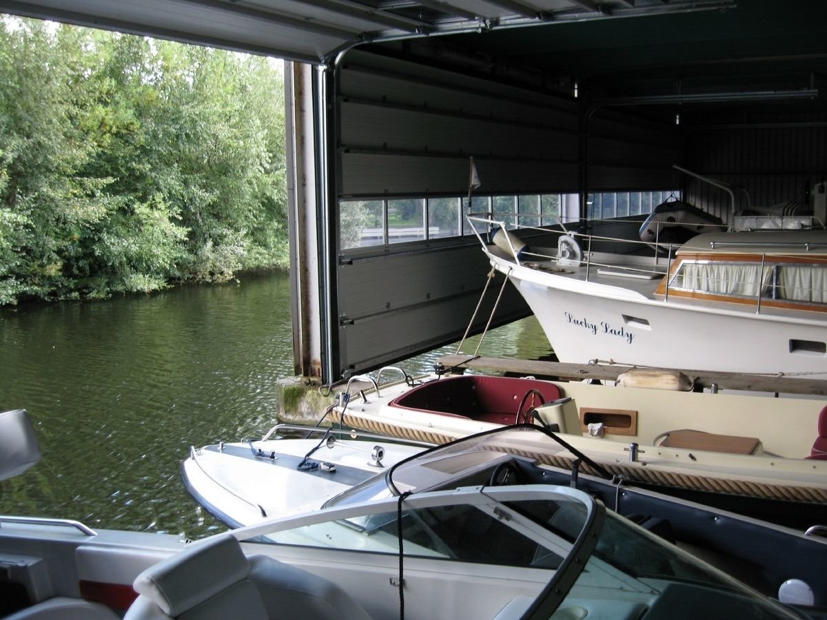 Фото 2. Нестандартные ворота для ангара с катерами на воде. Фото 2. Нестандартные ворота для ангара с катерами на воде.