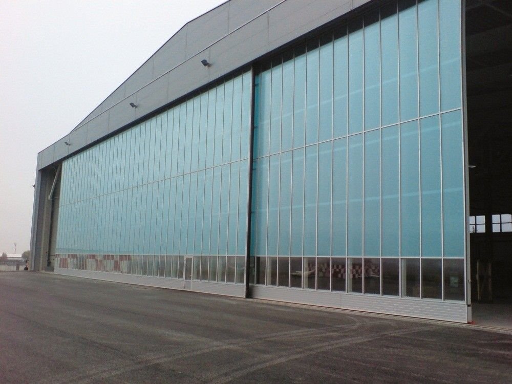 Панорамные подвесные откатные ангарные ворота Ryterna в аэропорту г. Вильнюса.