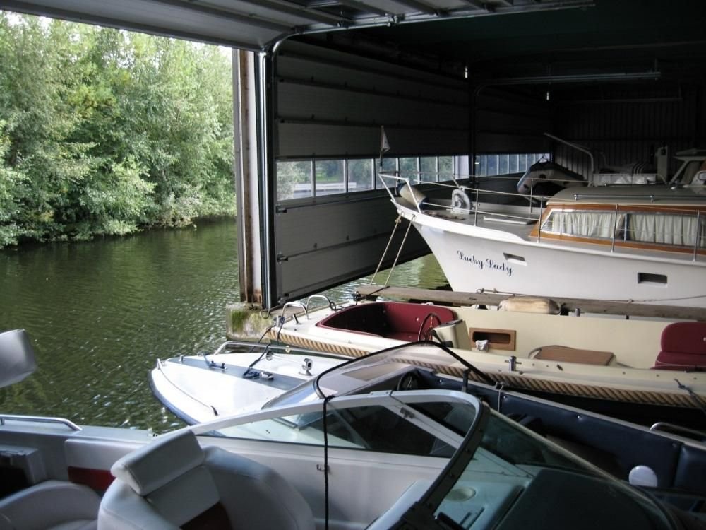 Cекционные подъемные ворота Ryterna с прозрачными секциями.